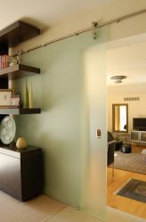 Portas com inserções de vidro: 180+ (foto) opções de plástico, madeira e alumínio (entrada, interior, cupê)