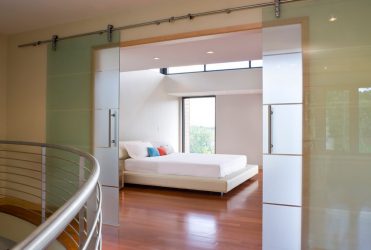 Portas com inserções de vidro: 180+ (foto) opções de plástico, madeira e alumínio (entrada, interior, cupê)