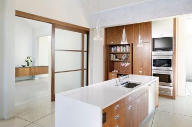 Portas com inserções de vidro: 180+ (foto) opções de plástico, madeira e alumínio (entrada, interior, cupê)