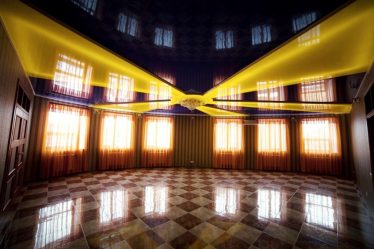 Tectos de dois níveis no hall: Materiais, combinações interessantes, idéias de design (mais de 135 fotos)