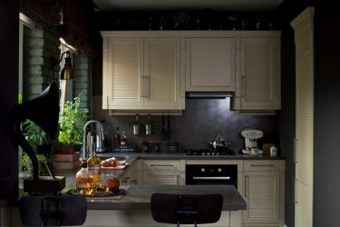 Fazemos o interior em preto: Cortinas / Papel de Parede / Teto (185 + Foto). Acento brilhante de seu design