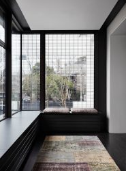 Fazemos o interior em preto: Cortinas / Papel de Parede / Teto (185 + Foto). Acento brilhante de seu design
