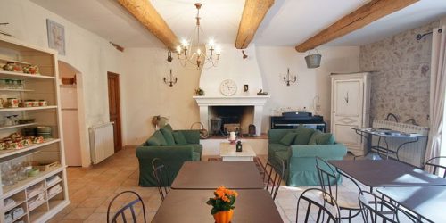O interior da sala de estar no estilo da Provence - o charme da França em sua casa (mais de 170 fotos)