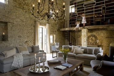 O interior da sala de estar no estilo da Provence - o charme da França em sua casa (mais de 170 fotos)