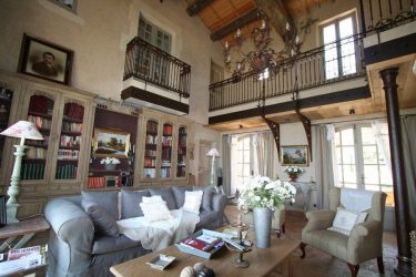 O interior da sala de estar no estilo da Provence - o charme da França em sua casa (mais de 170 fotos)