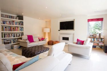 O design da sala de estar na cor da neve branca - criando obras-primas de elite 135+ Fotos de soluções de estilo real no interior