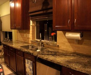 Pedra decorativa na cozinha - 130 opções de design para belos desenhos