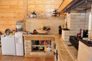 Pedra decorativa na cozinha - 130 opções de design para belos desenhos