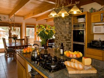 Pedra decorativa na cozinha - 130 opções de design para belos desenhos