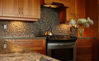 Pedra decorativa na cozinha - 130 opções de design para belos desenhos