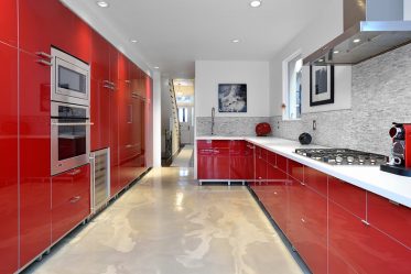 A magia da cor que afeta nossa percepção do interior: Design de uma cozinha vermelha em cores brilhantes (mais de 115 fotos)