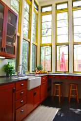 A magia da cor que afeta nossa percepção do interior: Design de uma cozinha vermelha em cores brilhantes (mais de 115 fotos)