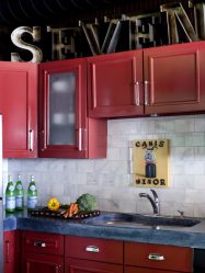 A magia da cor que afeta nossa percepção do interior: Design de uma cozinha vermelha em cores brilhantes (mais de 115 fotos)