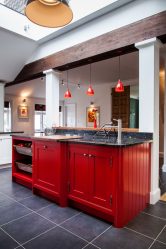A magia da cor que afeta nossa percepção do interior: Design de uma cozinha vermelha em cores brilhantes (mais de 115 fotos)