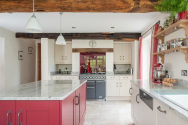 A magia da cor que afeta nossa percepção do interior: Design de uma cozinha vermelha em cores brilhantes (mais de 115 fotos)