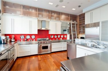 A magia da cor que afeta nossa percepção do interior: Design de uma cozinha vermelha em cores brilhantes (mais de 115 fotos)