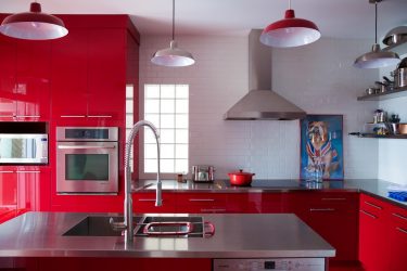 A magia da cor que afeta nossa percepção do interior: Design de uma cozinha vermelha em cores brilhantes (mais de 115 fotos)