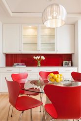 A magia da cor que afeta nossa percepção do interior: Design de uma cozinha vermelha em cores brilhantes (mais de 115 fotos)