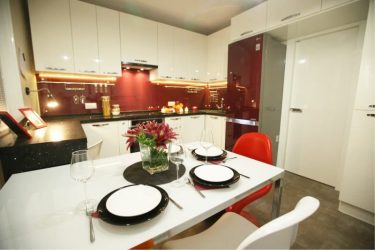 A magia da cor que afeta nossa percepção do interior: Design de uma cozinha vermelha em cores brilhantes (mais de 115 fotos)