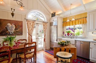 การออกแบบห้องครัวที่สวยงามในสไตล์โปรวองซ์: 240+ ภาพถ่ายของการออกแบบที่ทันสมัย ​​(ผนัง, เพดาน, ผ้าม่าน)