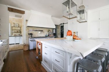 การออกแบบห้องครัวที่สวยงามในสไตล์โปรวองซ์: 240+ ภาพถ่ายของการออกแบบที่ทันสมัย ​​(ผนัง, เพดาน, ผ้าม่าน)