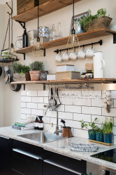 Interior da cozinha com um nicho: Nós decoramos o espaço da cozinha corretamente (na parede, sob a janela, no canto)