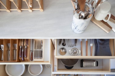 Interior da cozinha com um nicho: Nós decoramos o espaço da cozinha corretamente (na parede, sob a janela, no canto)