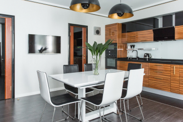 Interior da cozinha com um nicho: Nós decoramos o espaço da cozinha corretamente (na parede, sob a janela, no canto)
