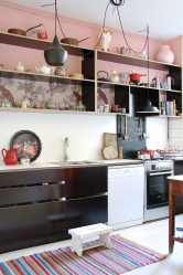 Interior da cozinha com um nicho: Nós decoramos o espaço da cozinha corretamente (na parede, sob a janela, no canto)