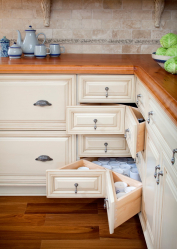 Interior da cozinha com um nicho: Nós decoramos o espaço da cozinha corretamente (na parede, sob a janela, no canto)