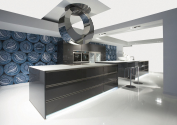 Interior da cozinha com um nicho: Nós decoramos o espaço da cozinha corretamente (na parede, sob a janela, no canto)