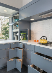 Interior da cozinha com um nicho: Nós decoramos o espaço da cozinha corretamente (na parede, sob a janela, no canto)