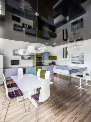 Interior da cozinha com um nicho: Nós decoramos o espaço da cozinha corretamente (na parede, sob a janela, no canto)
