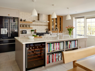 Interior da cozinha com um nicho: Nós decoramos o espaço da cozinha corretamente (na parede, sob a janela, no canto)
