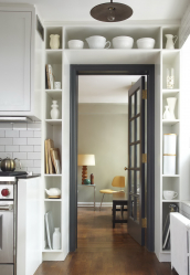 Interior da cozinha com um nicho: Nós decoramos o espaço da cozinha corretamente (na parede, sob a janela, no canto)