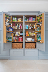 Interior da cozinha com um nicho: Nós decoramos o espaço da cozinha corretamente (na parede, sob a janela, no canto)
