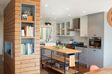 Interior da cozinha com um nicho: Nós decoramos o espaço da cozinha corretamente (na parede, sob a janela, no canto)