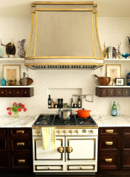 Interior da cozinha com um nicho: Nós decoramos o espaço da cozinha corretamente (na parede, sob a janela, no canto)