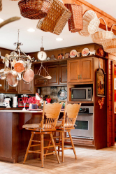 Interior da cozinha com um nicho: Nós decoramos o espaço da cozinha corretamente (na parede, sob a janela, no canto)