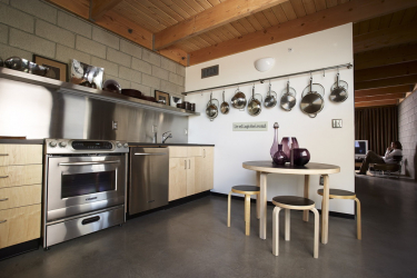 Interior da cozinha com um nicho: Nós decoramos o espaço da cozinha corretamente (na parede, sob a janela, no canto)