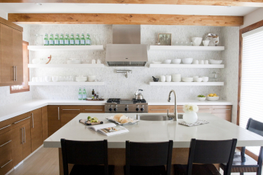 Interior da cozinha com um nicho: Nós decoramos o espaço da cozinha corretamente (na parede, sob a janela, no canto)