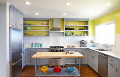 Interior da cozinha com um nicho: Nós decoramos o espaço da cozinha corretamente (na parede, sob a janela, no canto)