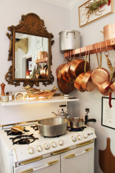 Interior da cozinha com um nicho: Nós decoramos o espaço da cozinha corretamente (na parede, sob a janela, no canto)