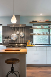 Interior da cozinha com um nicho: Nós decoramos o espaço da cozinha corretamente (na parede, sob a janela, no canto)