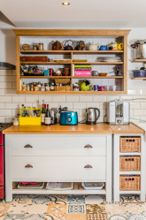 Interior da cozinha com um nicho: Nós decoramos o espaço da cozinha corretamente (na parede, sob a janela, no canto)