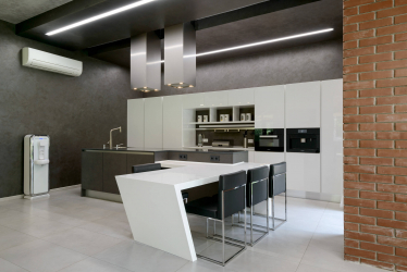 Interior da cozinha com um nicho: Nós decoramos o espaço da cozinha corretamente (na parede, sob a janela, no canto)