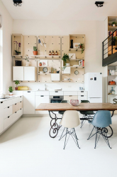 Interior da cozinha com um nicho: Nós decoramos o espaço da cozinha corretamente (na parede, sob a janela, no canto)