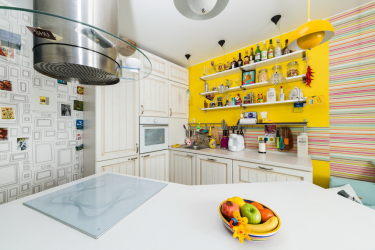 Interior da cozinha com um nicho: Nós decoramos o espaço da cozinha corretamente (na parede, sob a janela, no canto)