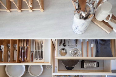 Interior da cozinha com um nicho: Nós decoramos o espaço da cozinha corretamente (na parede, sob a janela, no canto)
