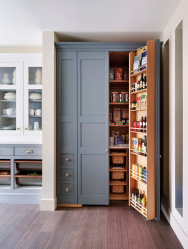 Interior da cozinha com um nicho: Nós decoramos o espaço da cozinha corretamente (na parede, sob a janela, no canto)